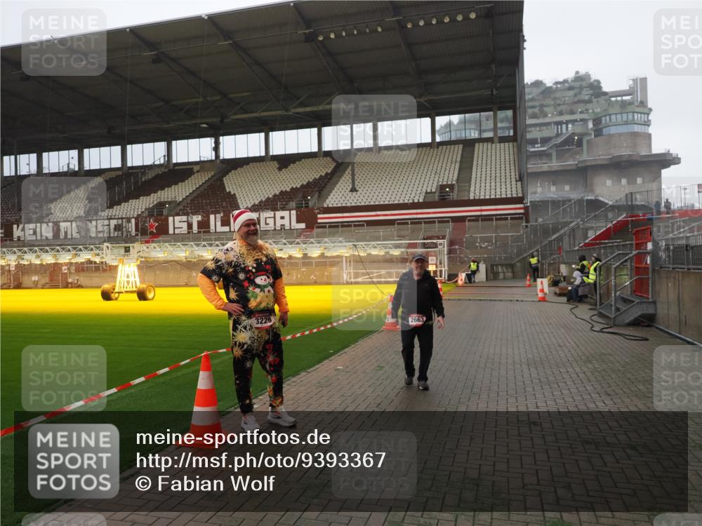 07.12.2025 - St. Pauli X-Mass-Run No. 15 Fabian Wolf http://msf.ph/oto/9393367 07.12.2025 10:17:53 Ziel 1963, 2663, 3804, 4227 meine-sportfotos.de