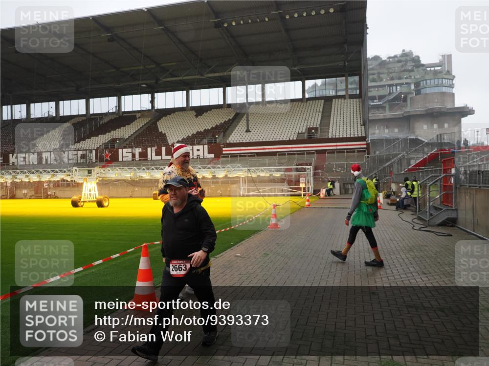 07.12.2025 - St. Pauli X-Mass-Run No. 15 Fabian Wolf http://msf.ph/oto/9393373 07.12.2025 10:17:56 Ziel 1963, 2663, 3804, 4227 meine-sportfotos.de