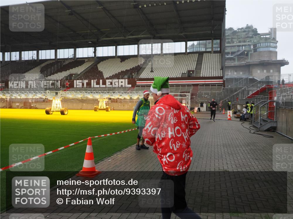 07.12.2025 - St. Pauli X-Mass-Run No. 15 Fabian Wolf http://msf.ph/oto/9393397 07.12.2025 10:18:13 Ziel 3606, 3608 meine-sportfotos.de