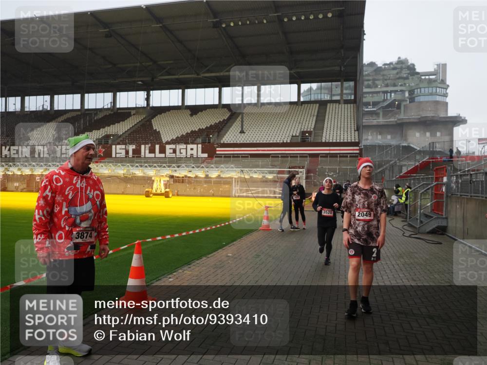 07.12.2025 - St. Pauli X-Mass-Run No. 15 Fabian Wolf http://msf.ph/oto/9393410 07.12.2025 10:18:30 Ziel 243, 264, 269, 1607, 1671, 2049, 3520, 3606, 3608, 4540 meine-sportfotos.de