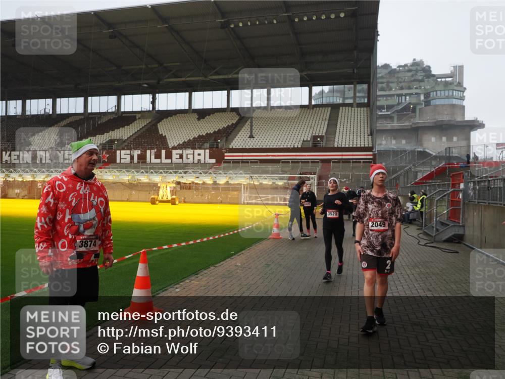 07.12.2025 - St. Pauli X-Mass-Run No. 15 Fabian Wolf http://msf.ph/oto/9393411 07.12.2025 10:18:30 Ziel 243, 264, 269, 1607, 1671, 2049, 3520, 3606, 3608, 4540 meine-sportfotos.de