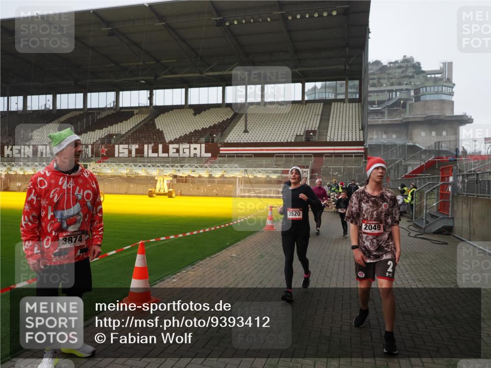 07.12.2025 - St. Pauli X-Mass-Run No. 15 Fabian Wolf http://msf.ph/oto/9393412 07.12.2025 10:18:31 Ziel 243, 264, 269, 1607, 1671, 2049, 2631, 3520, 3606, 3608, 4540 meine-sportfotos.de