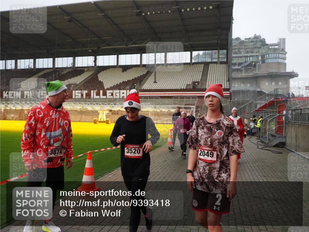 07.12.2025 - St. Pauli X-Mass-Run No. 15 Fabian Wolf http://msf.ph/oto/9393418 07.12.2025 10:18:32 Ziel 243, 264, 269, 1607, 1671, 2049, 2631, 2925, 3520, 3608, 4540 meine-sportfotos.de