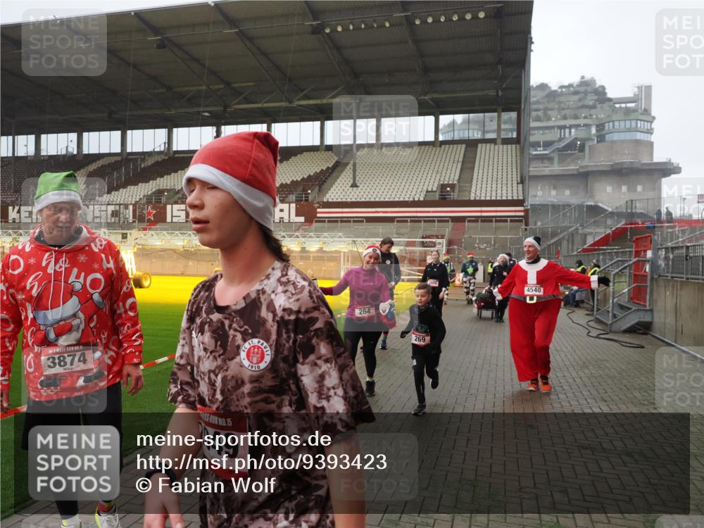 07.12.2025 - St. Pauli X-Mass-Run No. 15 Fabian Wolf http://msf.ph/oto/9393423 07.12.2025 10:18:33 Ziel 243, 264, 269, 1607, 1671, 2049, 2631, 2925, 3520, 3608, 4540 meine-sportfotos.de