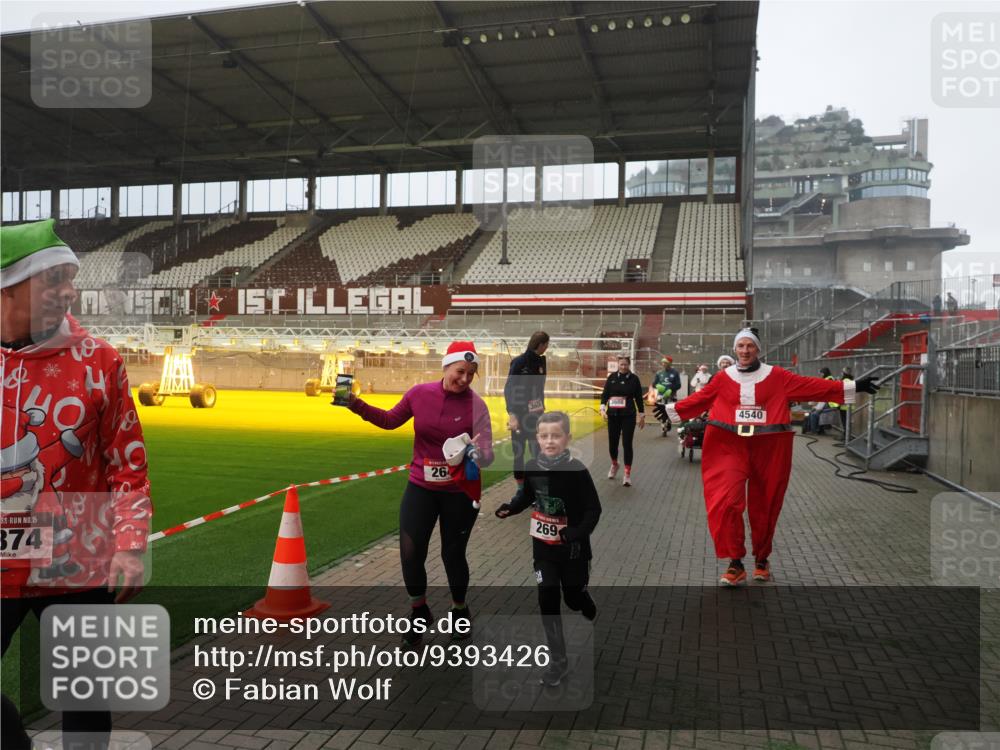 07.12.2025 - St. Pauli X-Mass-Run No. 15 Fabian Wolf http://msf.ph/oto/9393426 07.12.2025 10:18:34 Ziel 243, 264, 269, 1607, 1671, 2049, 2631, 2925, 3520, 4540 meine-sportfotos.de