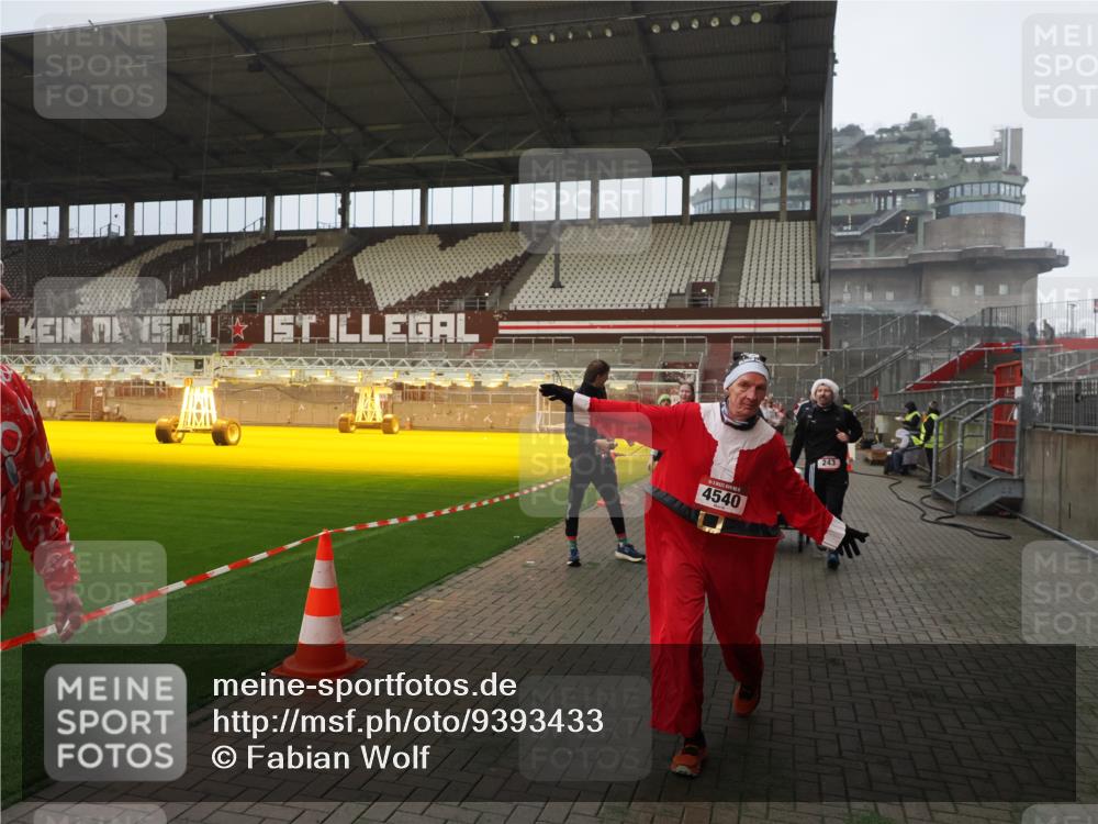 07.12.2025 - St. Pauli X-Mass-Run No. 15 Fabian Wolf http://msf.ph/oto/9393433 07.12.2025 10:18:35 Ziel 243, 264, 269, 1607, 1671, 2049, 2631, 2925, 3520, 4540 meine-sportfotos.de