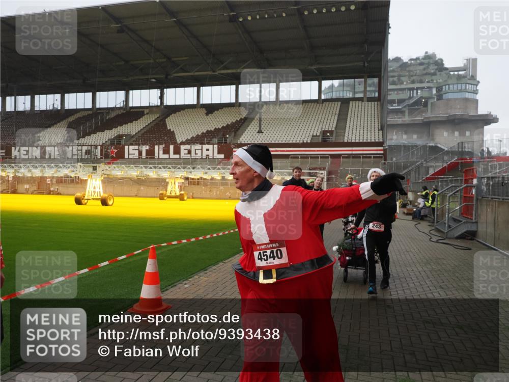 07.12.2025 - St. Pauli X-Mass-Run No. 15 Fabian Wolf http://msf.ph/oto/9393438 07.12.2025 10:18:36 Ziel 243, 264, 269, 1607, 1671, 2049, 2631, 2925, 3520, 4524, 4540 meine-sportfotos.de