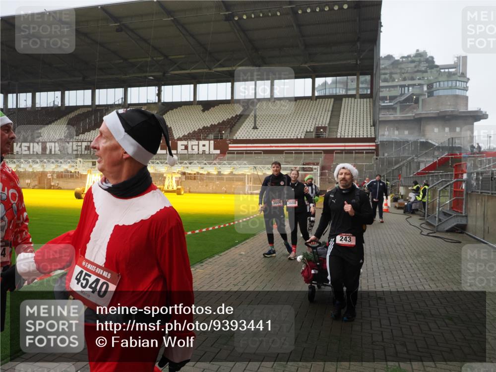 07.12.2025 - St. Pauli X-Mass-Run No. 15 Fabian Wolf http://msf.ph/oto/9393441 07.12.2025 10:18:37 Ziel 243, 264, 269, 1607, 1671, 2631, 2925, 3520, 3862, 4521, 4522, 4524, 4540 meine-sportfotos.de