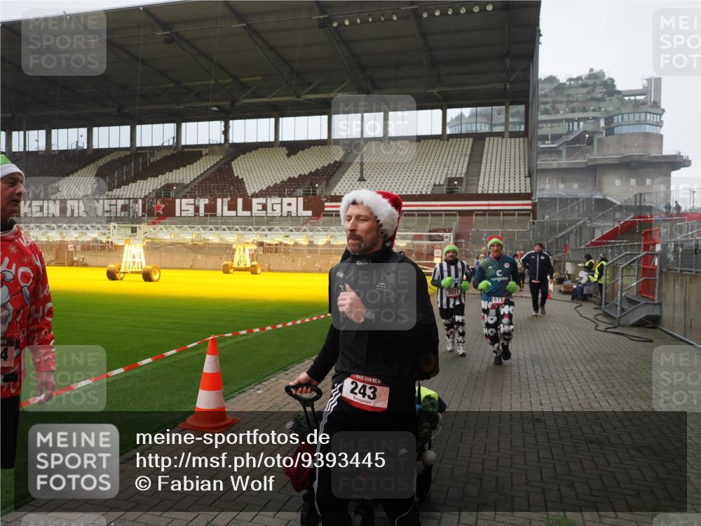 07.12.2025 - St. Pauli X-Mass-Run No. 15 Fabian Wolf http://msf.ph/oto/9393445 07.12.2025 10:18:37 Ziel 243, 264, 269, 1607, 1671, 2631, 2925, 3520, 3862, 4521, 4522, 4524, 4540 meine-sportfotos.de