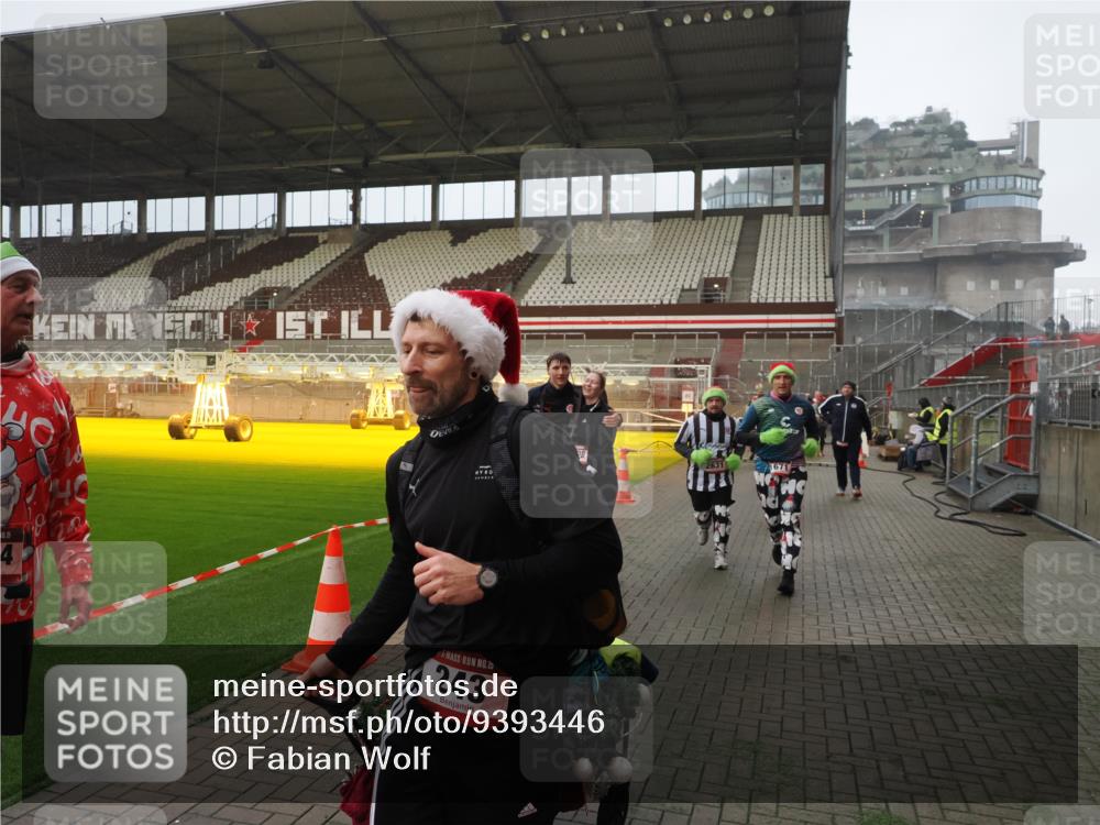 07.12.2025 - St. Pauli X-Mass-Run No. 15 Fabian Wolf http://msf.ph/oto/9393446 07.12.2025 10:18:38 Ziel 243, 264, 269, 1607, 1671, 2631, 2925, 3520, 3862, 4521, 4522, 4524, 4540, 4547 meine-sportfotos.de