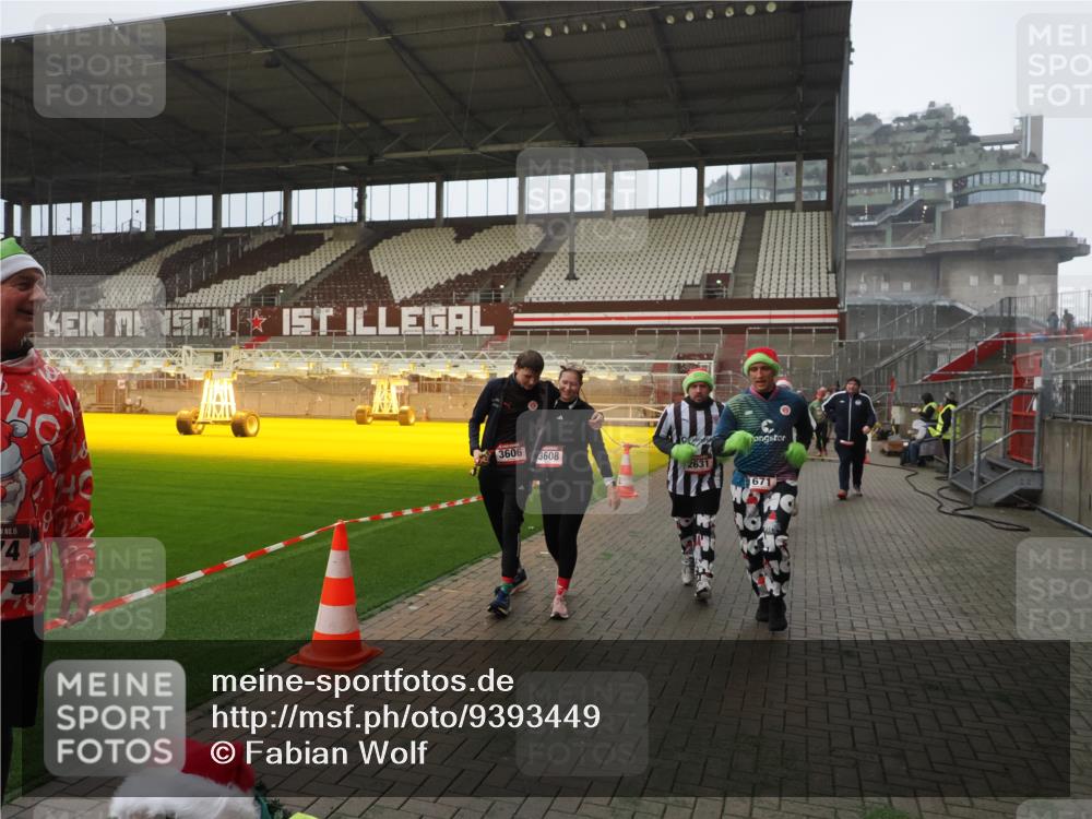 07.12.2025 - St. Pauli X-Mass-Run No. 15 Fabian Wolf http://msf.ph/oto/9393449 07.12.2025 10:18:38 Ziel 243, 264, 269, 1607, 1671, 2631, 2925, 3520, 3862, 4521, 4522, 4524, 4540, 4547 meine-sportfotos.de
