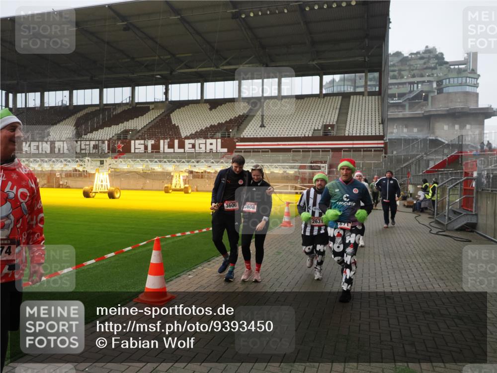 07.12.2025 - St. Pauli X-Mass-Run No. 15 Fabian Wolf http://msf.ph/oto/9393450 07.12.2025 10:18:38 Ziel 243, 264, 269, 1607, 1671, 2631, 2925, 3520, 3862, 4521, 4522, 4524, 4540, 4547 meine-sportfotos.de