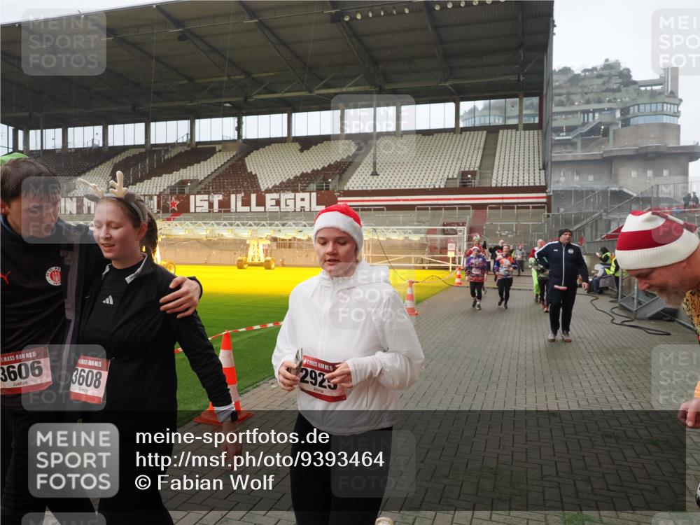 07.12.2025 - St. Pauli X-Mass-Run No. 15 Fabian Wolf http://msf.ph/oto/9393464 07.12.2025 10:18:41 Ziel 243, 264, 269, 721, 1034, 1607, 1671, 2631, 2925, 3520, 3862, 4521, 4522, 4524, 4540, 4547 meine-sportfotos.de