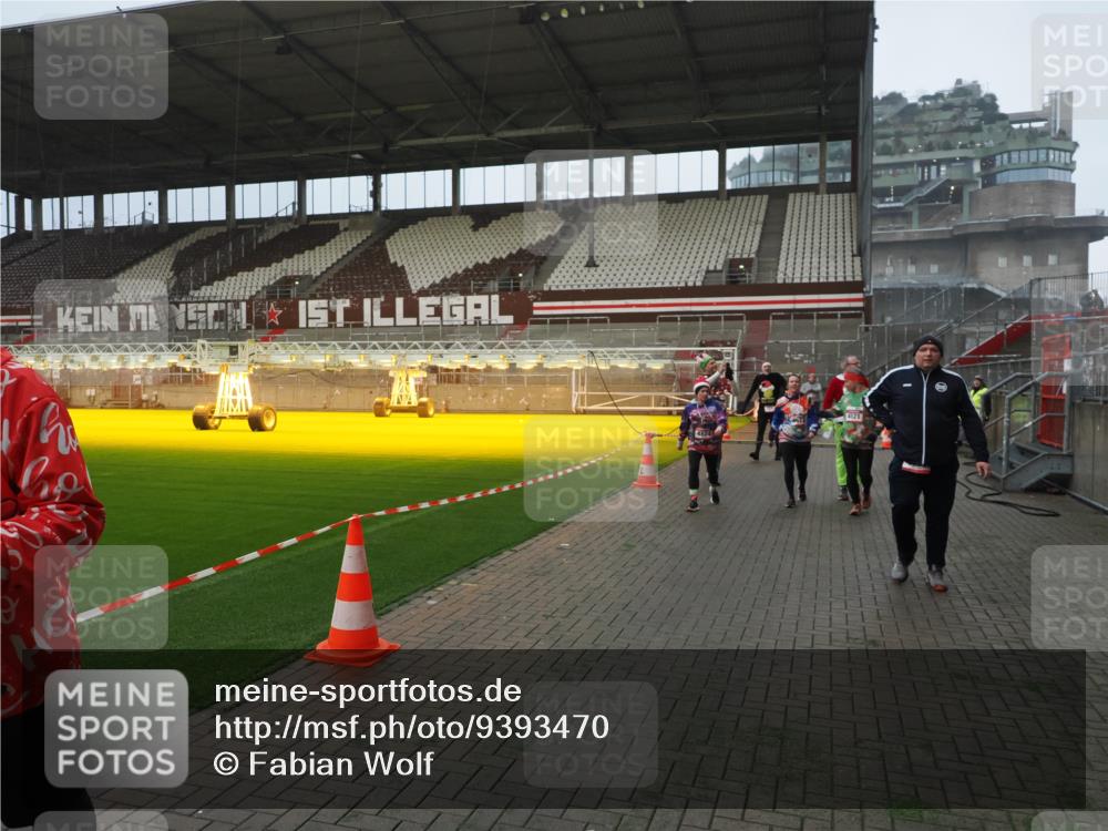 07.12.2025 - St. Pauli X-Mass-Run No. 15 Fabian Wolf http://msf.ph/oto/9393470 07.12.2025 10:18:43 Ziel 243, 264, 269, 721, 1034, 1607, 1671, 2152, 2631, 2925, 3520, 3862, 4521, 4522, 4524, 4547 meine-sportfotos.de