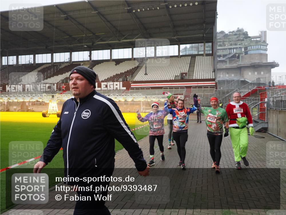 07.12.2025 - St. Pauli X-Mass-Run No. 15 Fabian Wolf http://msf.ph/oto/9393487 07.12.2025 10:18:47 Ziel 243, 721, 1034, 1607, 1671, 2152, 2631, 2925, 3862, 4521, 4522, 4524, 4547 meine-sportfotos.de