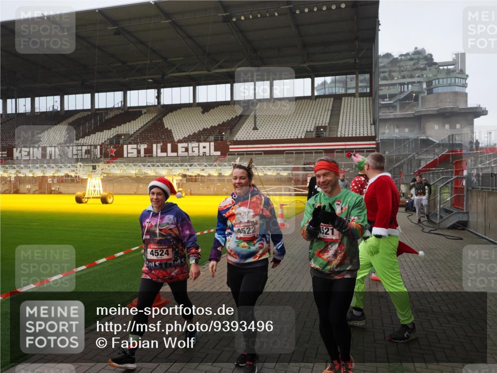 07.12.2025 - St. Pauli X-Mass-Run No. 15 Fabian Wolf http://msf.ph/oto/9393496 07.12.2025 10:18:49 Ziel 721, 1034, 1607, 1671, 2152, 2631, 2925, 3862, 4521, 4522, 4524, 4547 meine-sportfotos.de