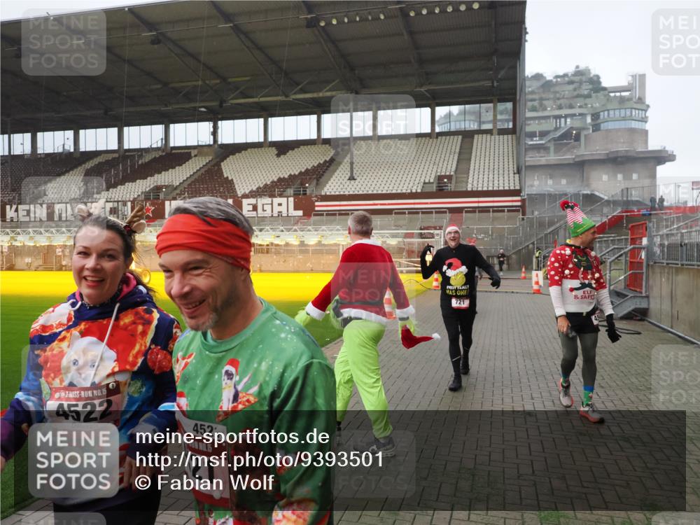 07.12.2025 - St. Pauli X-Mass-Run No. 15 Fabian Wolf http://msf.ph/oto/9393501 07.12.2025 10:18:50 Ziel 721, 1034, 1671, 2152, 2631, 2925, 3862, 4521, 4522, 4524, 4547 meine-sportfotos.de