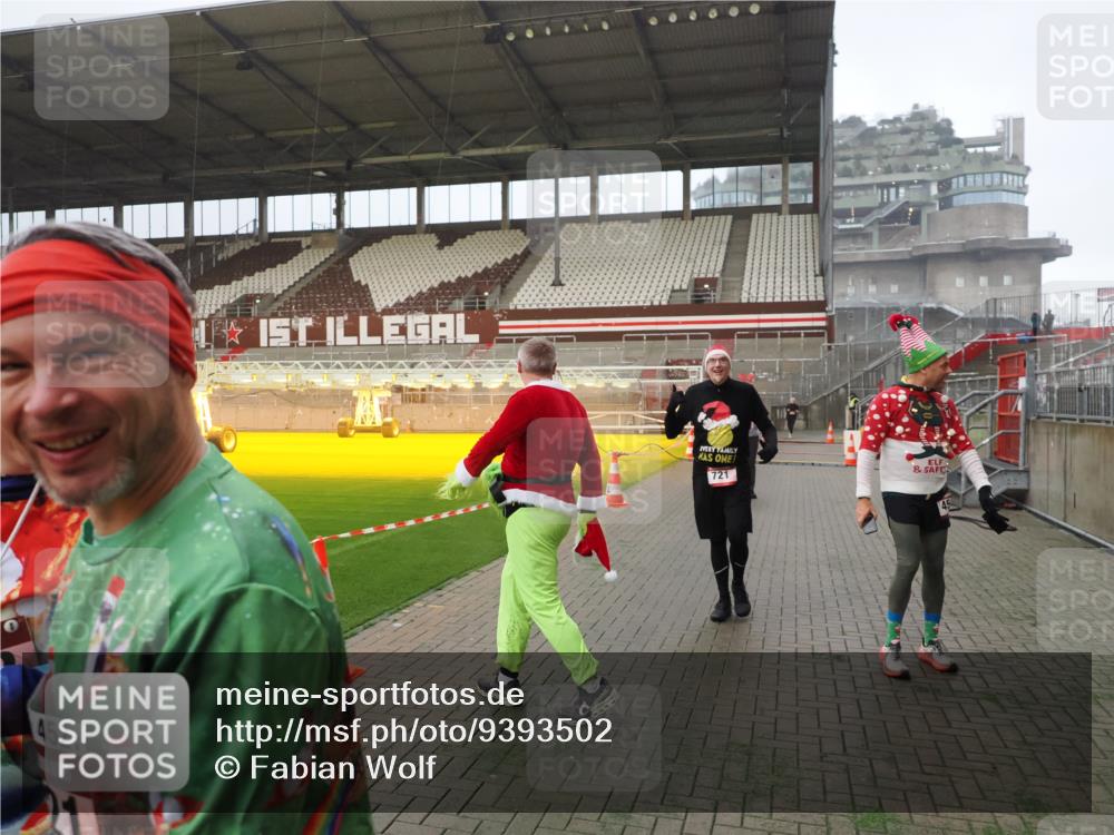 07.12.2025 - St. Pauli X-Mass-Run No. 15 Fabian Wolf http://msf.ph/oto/9393502 07.12.2025 10:18:51 Ziel 721, 1034, 2152, 2631, 2925, 3862, 4521, 4522, 4524, 4547 meine-sportfotos.de