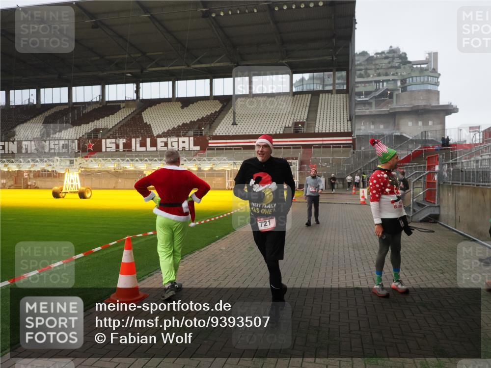 07.12.2025 - St. Pauli X-Mass-Run No. 15 Fabian Wolf http://msf.ph/oto/9393507 07.12.2025 10:18:52 Ziel 721, 1034, 2152, 2925, 3862, 4521, 4522, 4524, 4547 meine-sportfotos.de