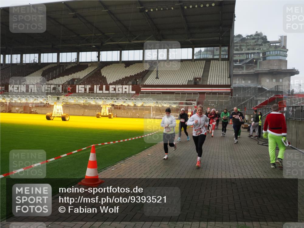07.12.2025 - St. Pauli X-Mass-Run No. 15 Fabian Wolf http://msf.ph/oto/9393521 07.12.2025 10:19:02 Ziel 2152, 3455, 3724, 3975, 3976, 4330, 4331, 4436, 4437, 4438, 4473, 4475, 4498 meine-sportfotos.de
