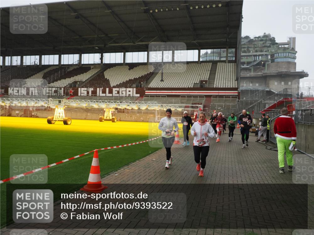 07.12.2025 - St. Pauli X-Mass-Run No. 15 Fabian Wolf http://msf.ph/oto/9393522 07.12.2025 10:19:02 Ziel 2152, 3455, 3724, 3975, 3976, 4330, 4331, 4436, 4437, 4438, 4473, 4475, 4498 meine-sportfotos.de