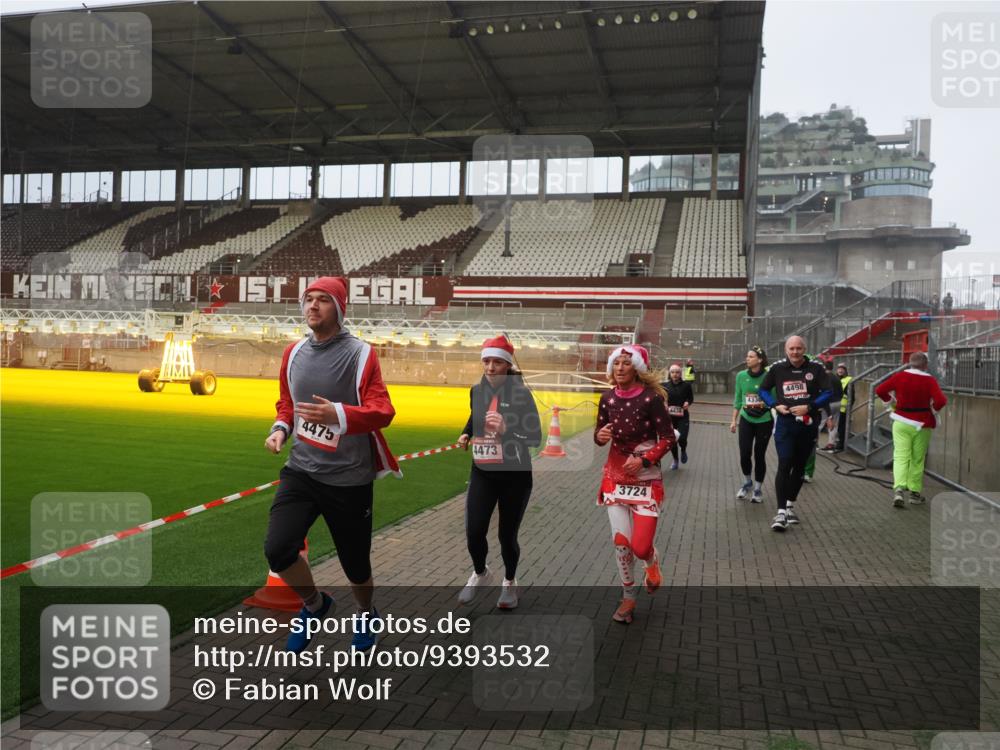 07.12.2025 - St. Pauli X-Mass-Run No. 15 Fabian Wolf http://msf.ph/oto/9393532 07.12.2025 10:19:05 Ziel 3455, 3724, 3975, 3976, 4330, 4331, 4436, 4437, 4438, 4473, 4475, 4498 meine-sportfotos.de