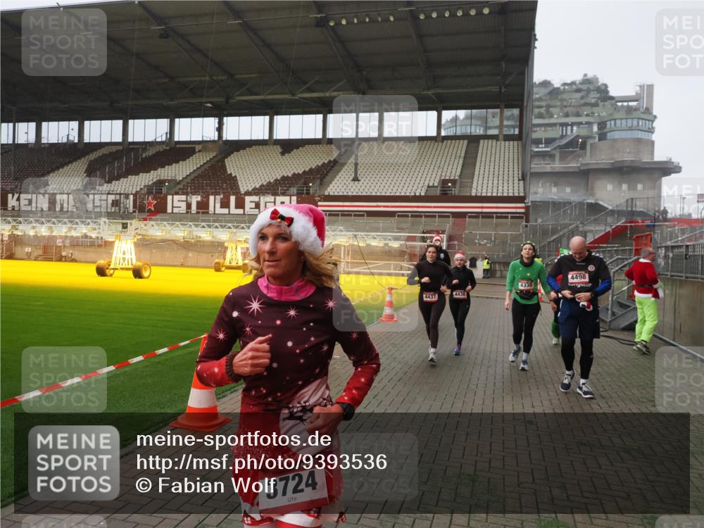 07.12.2025 - St. Pauli X-Mass-Run No. 15 Fabian Wolf http://msf.ph/oto/9393536 07.12.2025 10:19:06 Ziel 3455, 3724, 3975, 3976, 4330, 4331, 4436, 4437, 4438, 4473, 4475, 4498 meine-sportfotos.de