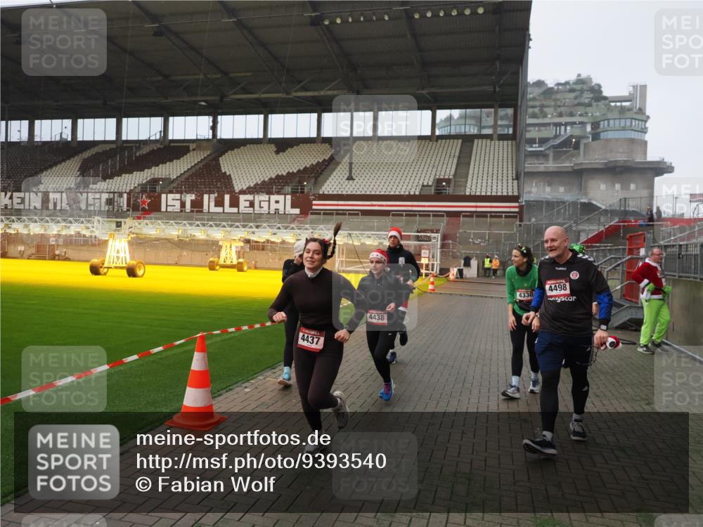 07.12.2025 - St. Pauli X-Mass-Run No. 15 Fabian Wolf http://msf.ph/oto/9393540 07.12.2025 10:19:07 Ziel 3455, 3724, 3975, 3976, 4330, 4331, 4436, 4437, 4438, 4473, 4475, 4498 meine-sportfotos.de