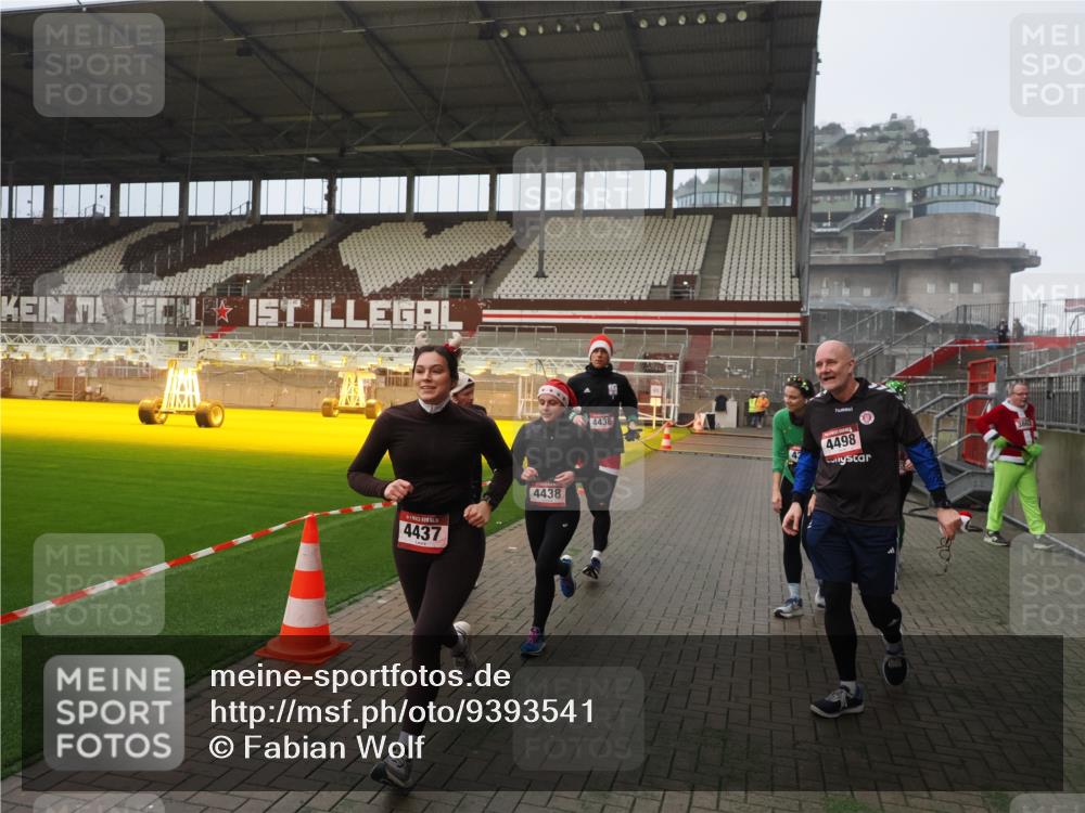 07.12.2025 - St. Pauli X-Mass-Run No. 15 Fabian Wolf http://msf.ph/oto/9393541 07.12.2025 10:19:08 Ziel 3455, 3724, 3975, 3976, 4330, 4331, 4436, 4437, 4438, 4473, 4475, 4498 meine-sportfotos.de