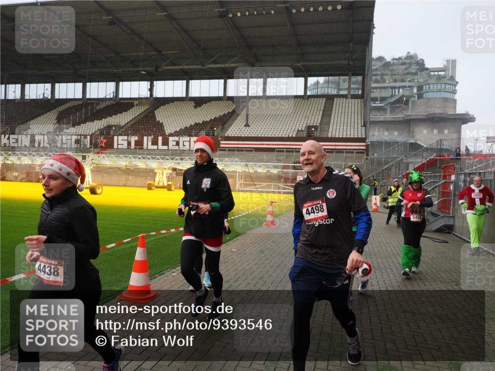 07.12.2025 - St. Pauli X-Mass-Run No. 15 Fabian Wolf http://msf.ph/oto/9393546 07.12.2025 10:19:09 Ziel 3455, 3724, 3975, 3976, 4330, 4331, 4436, 4437, 4438, 4473, 4475, 4498 meine-sportfotos.de