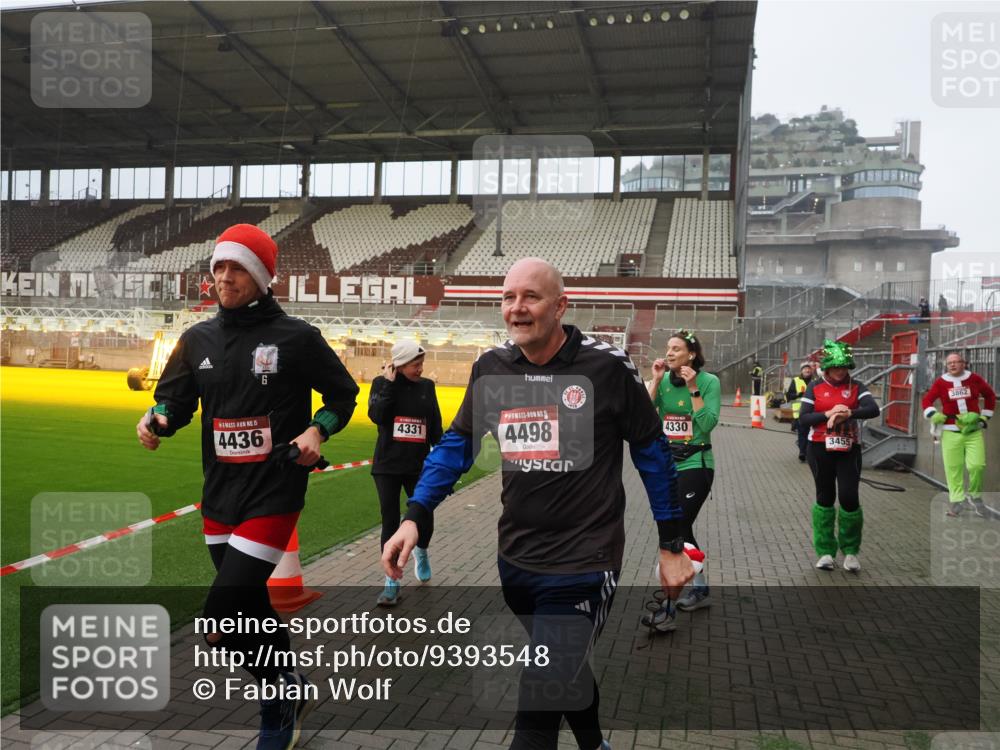 07.12.2025 - St. Pauli X-Mass-Run No. 15 Fabian Wolf http://msf.ph/oto/9393548 07.12.2025 10:19:09 Ziel 3455, 3724, 3975, 3976, 4330, 4331, 4436, 4437, 4438, 4473, 4475, 4498 meine-sportfotos.de
