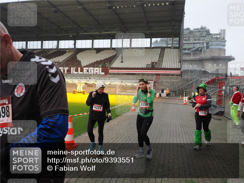 07.12.2025 - St. Pauli X-Mass-Run No. 15 Fabian Wolf http://msf.ph/oto/9393551 07.12.2025 10:19:10 Ziel 3455, 3724, 3975, 3976, 4330, 4331, 4436, 4437, 4438, 4473, 4475, 4498 meine-sportfotos.de