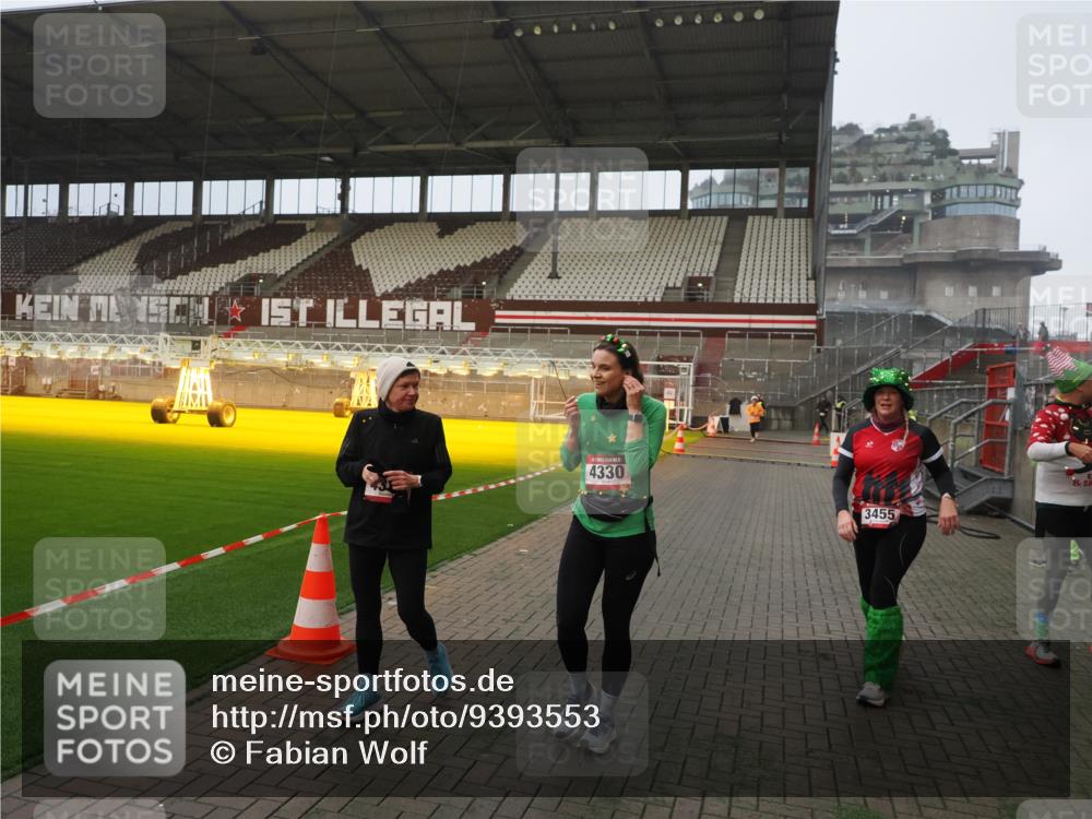 07.12.2025 - St. Pauli X-Mass-Run No. 15 Fabian Wolf http://msf.ph/oto/9393553 07.12.2025 10:19:10 Ziel 3455, 3724, 3975, 3976, 4330, 4331, 4436, 4437, 4438, 4473, 4475, 4498 meine-sportfotos.de