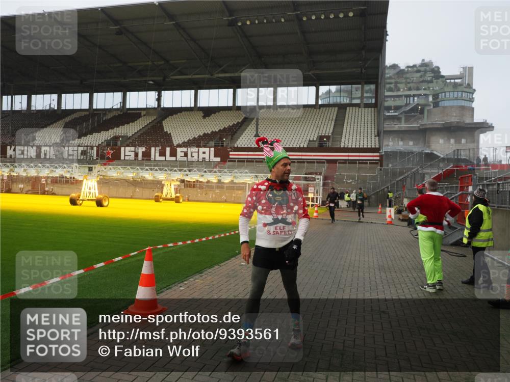 07.12.2025 - St. Pauli X-Mass-Run No. 15 Fabian Wolf http://msf.ph/oto/9393561 07.12.2025 10:19:17 Ziel 3455, 3695, 3724, 4115, 4330, 4436, 4437, 4438, 4466, 4473, 4475, 4498 meine-sportfotos.de