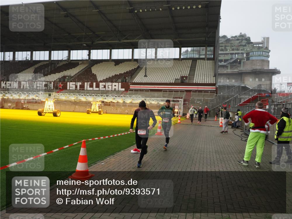 07.12.2025 - St. Pauli X-Mass-Run No. 15 Fabian Wolf http://msf.ph/oto/9393571 07.12.2025 10:19:22 Ziel 3011, 3013, 3695, 4115, 4466 meine-sportfotos.de