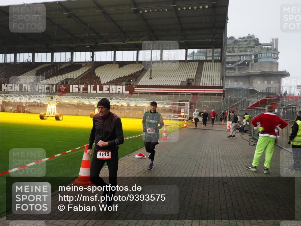 07.12.2025 - St. Pauli X-Mass-Run No. 15 Fabian Wolf http://msf.ph/oto/9393575 07.12.2025 10:19:23 Ziel 3011, 3013, 3695, 4038, 4115, 4466 meine-sportfotos.de