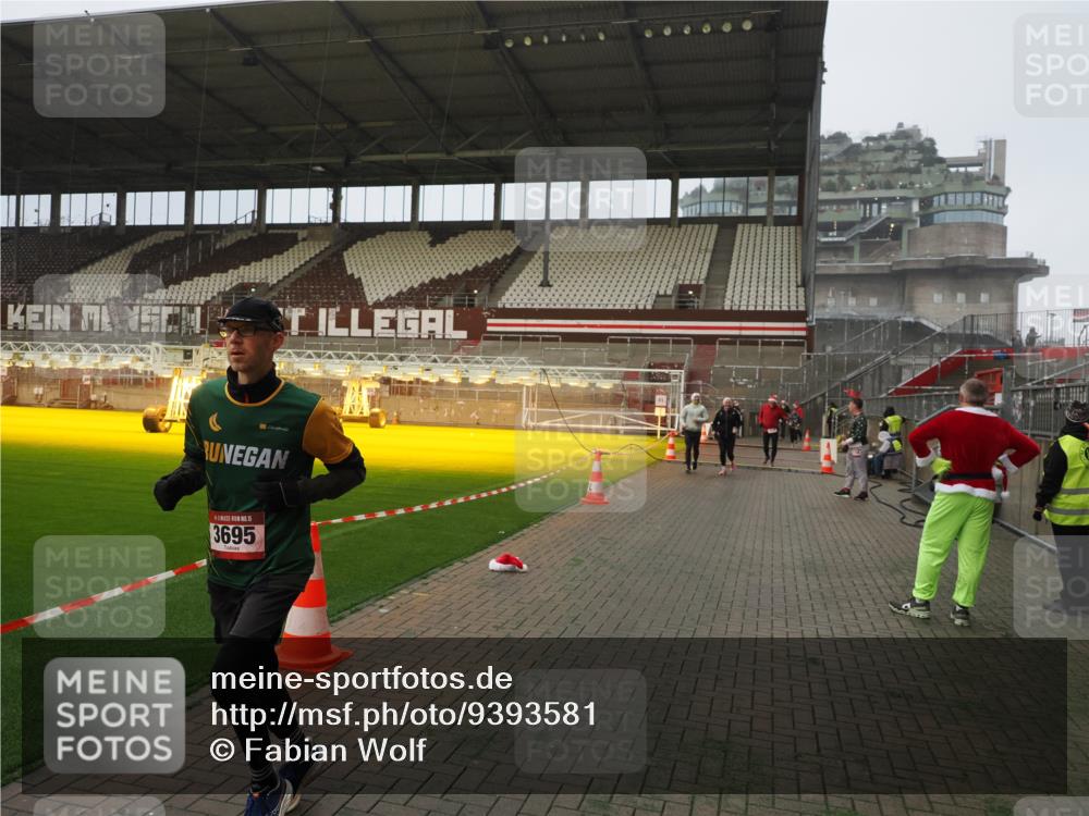 07.12.2025 - St. Pauli X-Mass-Run No. 15 Fabian Wolf http://msf.ph/oto/9393581 07.12.2025 10:19:24 Ziel 3011, 3013, 3695, 4038, 4115, 4466 meine-sportfotos.de