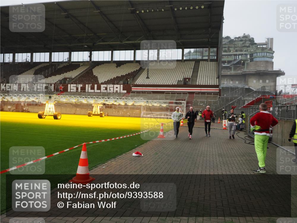 07.12.2025 - St. Pauli X-Mass-Run No. 15 Fabian Wolf http://msf.ph/oto/9393588 07.12.2025 10:19:27 Ziel 2750, 3011, 3013, 3695, 4038, 4115, 4466 meine-sportfotos.de