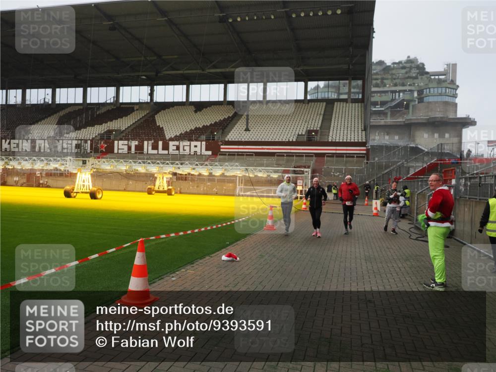 07.12.2025 - St. Pauli X-Mass-Run No. 15 Fabian Wolf http://msf.ph/oto/9393591 07.12.2025 10:19:27 Ziel 2750, 3011, 3013, 3695, 4038, 4115, 4466 meine-sportfotos.de