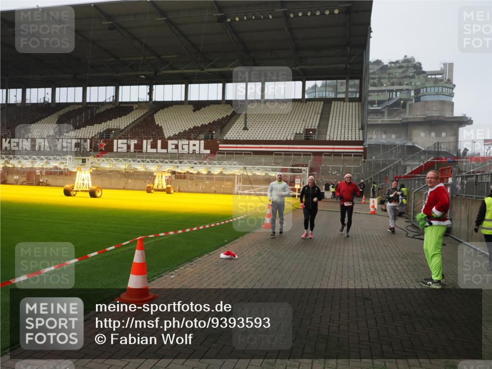 07.12.2025 - St. Pauli X-Mass-Run No. 15 Fabian Wolf http://msf.ph/oto/9393593 07.12.2025 10:19:28 Ziel 2750, 3011, 3013, 3695, 4038, 4115, 4466 meine-sportfotos.de