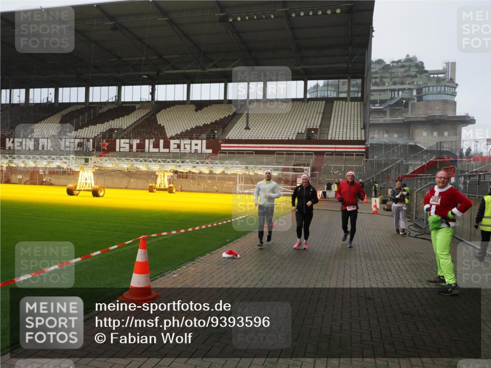 07.12.2025 - St. Pauli X-Mass-Run No. 15 Fabian Wolf http://msf.ph/oto/9393596 07.12.2025 10:19:28 Ziel 2750, 3011, 3013, 3695, 4038, 4115, 4466 meine-sportfotos.de