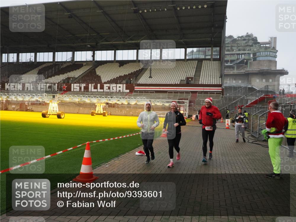 07.12.2025 - St. Pauli X-Mass-Run No. 15 Fabian Wolf http://msf.ph/oto/9393601 07.12.2025 10:19:29 Ziel 2750, 3011, 3013, 3695, 4038, 4115, 4466 meine-sportfotos.de