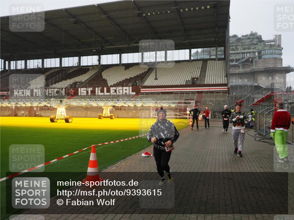 07.12.2025 - St. Pauli X-Mass-Run No. 15 Fabian Wolf http://msf.ph/oto/9393615 07.12.2025 10:19:37 Ziel 658, 661, 2750, 3011, 3013, 4038, 4074 meine-sportfotos.de