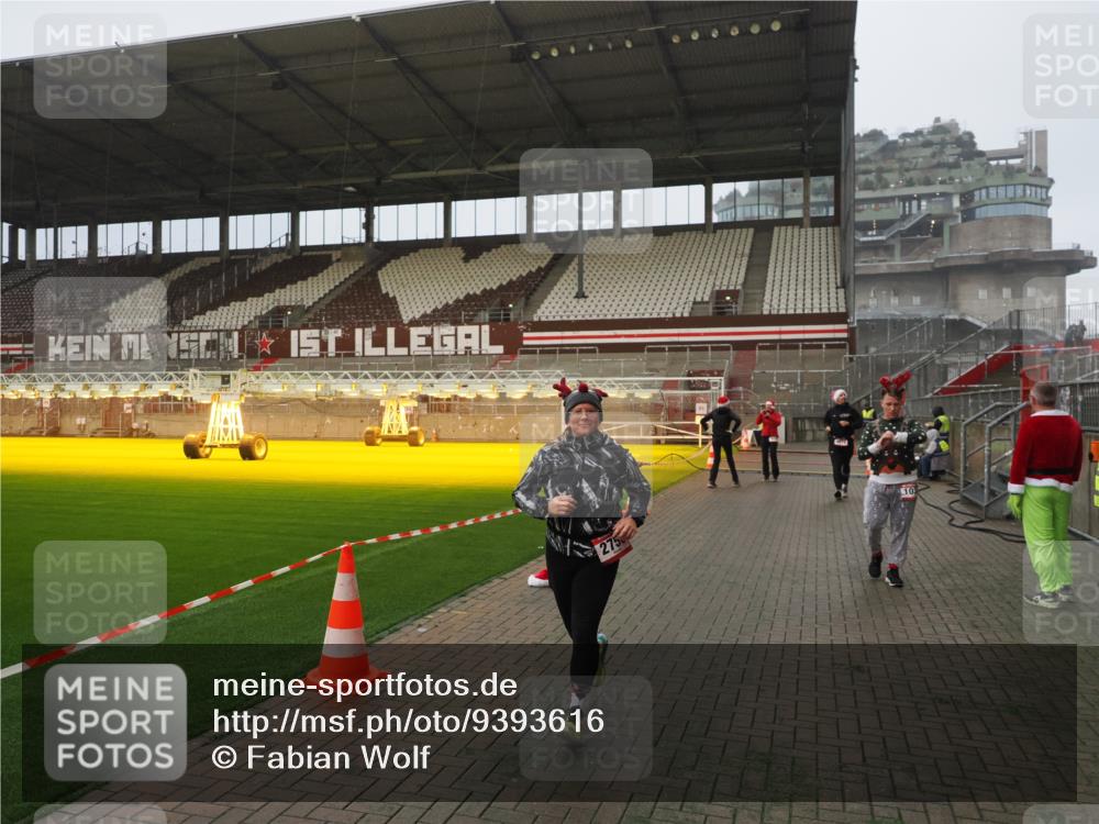 07.12.2025 - St. Pauli X-Mass-Run No. 15 Fabian Wolf http://msf.ph/oto/9393616 07.12.2025 10:19:37 Ziel 658, 661, 2750, 3011, 3013, 4038, 4074 meine-sportfotos.de