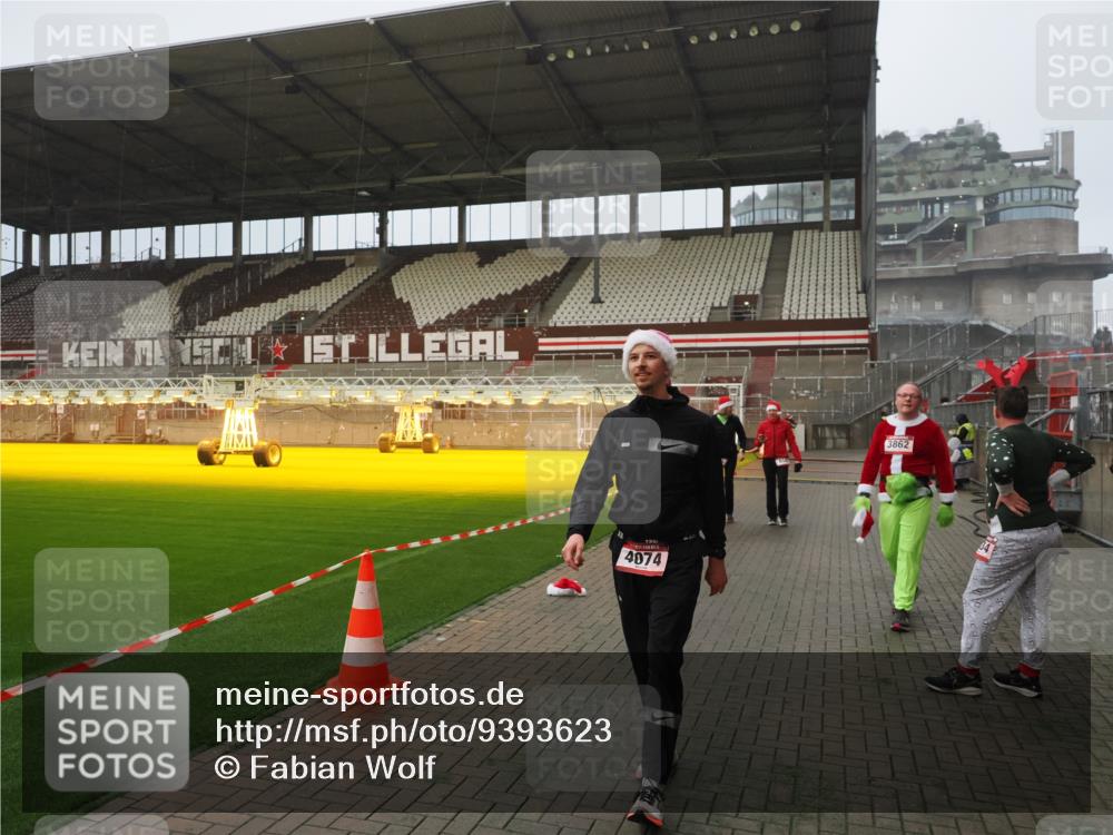 07.12.2025 - St. Pauli X-Mass-Run No. 15 Fabian Wolf http://msf.ph/oto/9393623 07.12.2025 10:19:45 Ziel 658, 661, 2750, 4074 meine-sportfotos.de