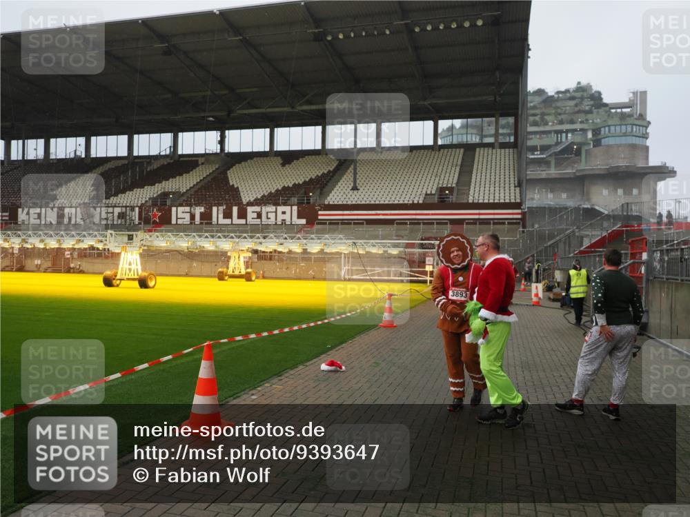 07.12.2025 - St. Pauli X-Mass-Run No. 15 Fabian Wolf http://msf.ph/oto/9393647 07.12.2025 10:19:59 Ziel 1364, 1903, 2238, 2751, 3846, 3871, 3893 meine-sportfotos.de