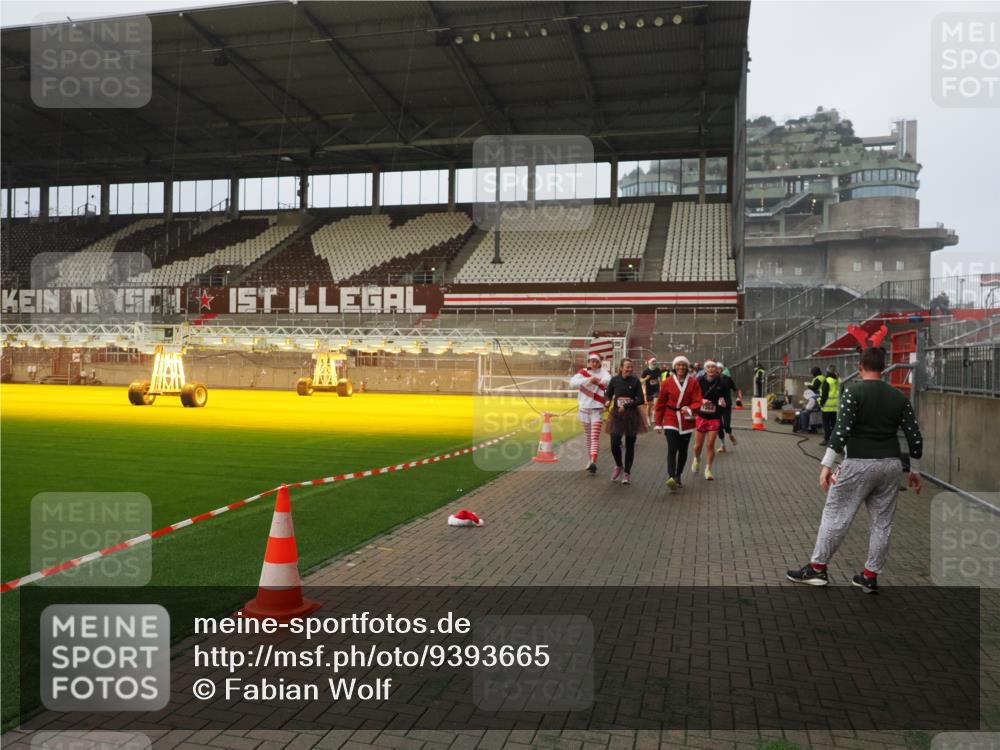 07.12.2025 - St. Pauli X-Mass-Run No. 15 Fabian Wolf http://msf.ph/oto/9393665 07.12.2025 10:20:05 Ziel 1364, 1553, 1903, 2238, 2751, 3846, 3871, 3893, 4042, 4071 meine-sportfotos.de