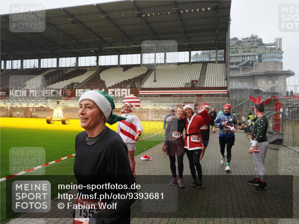 07.12.2025 - St. Pauli X-Mass-Run No. 15 Fabian Wolf http://msf.ph/oto/9393681 07.12.2025 10:20:10 Ziel 459, 1364, 1553, 1903, 2238, 2751, 2855, 3846, 3871, 3893, 4042, 4071, 4503 meine-sportfotos.de