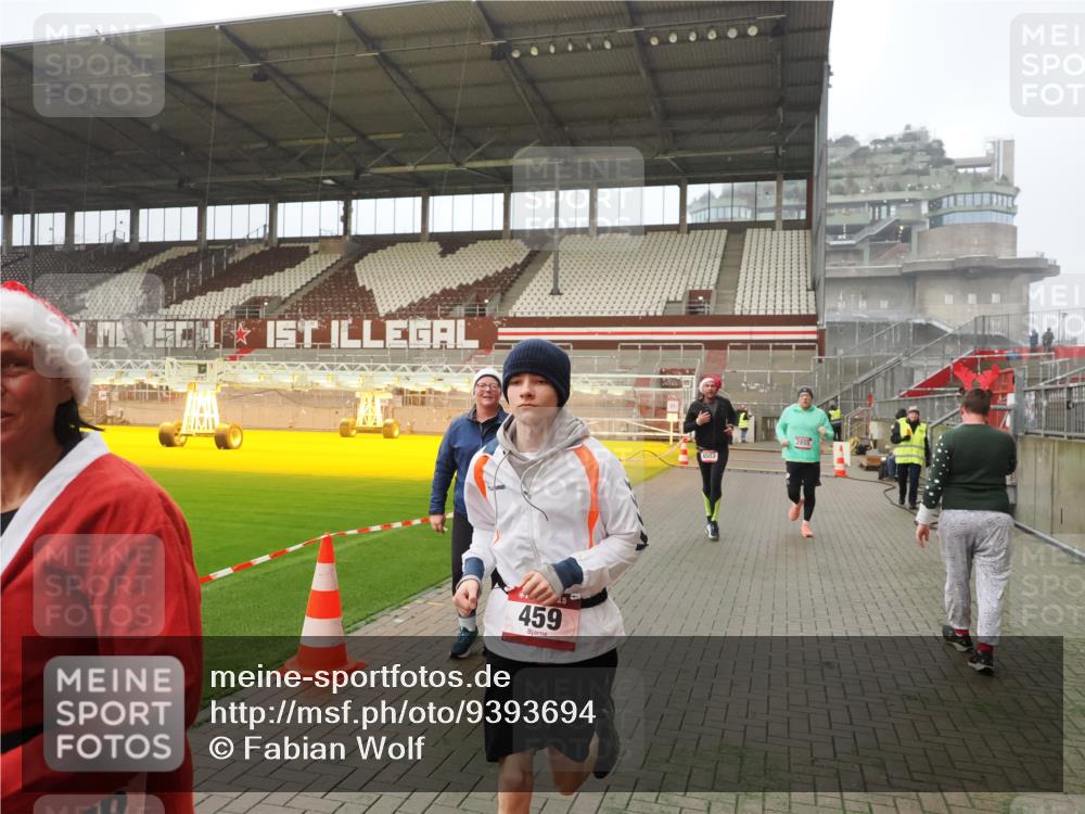 07.12.2025 - St. Pauli X-Mass-Run No. 15 Fabian Wolf http://msf.ph/oto/9393694 07.12.2025 10:20:13 Ziel 459, 1364, 1553, 1903, 2238, 2751, 2855, 3846, 3871, 4042, 4071, 4503 meine-sportfotos.de