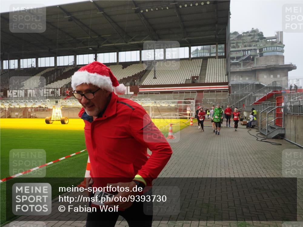 07.12.2025 - St. Pauli X-Mass-Run No. 15 Fabian Wolf http://msf.ph/oto/9393730 07.12.2025 10:20:24 Ziel 447, 452, 459, 461, 478, 2187, 2855, 3473, 3832, 4116, 4503, 4523 meine-sportfotos.de